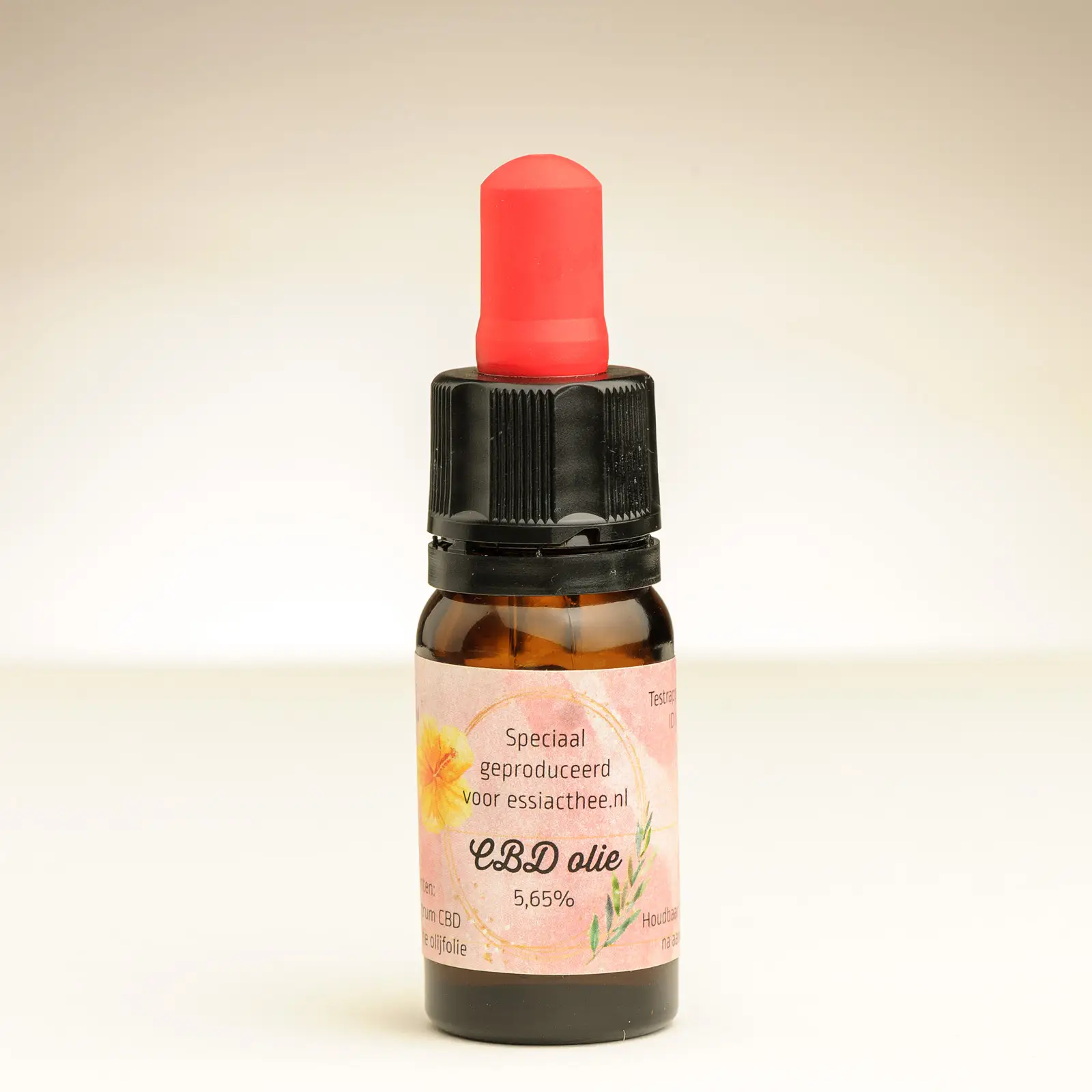 Biologische CBD Olie van Superieure Kwaliteit - Een 10 ml flesje met hoogwaardige CBD olie, afkomstig van vezelhennep met een verwaarloosbare hoeveelheid THC. Ideaal voor het ondersteunen van ontspanning en algemeen welzijn.