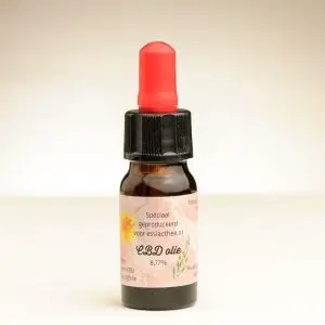 Biologische CBD Olie 8,77% van Superieure Kwaliteit - Een 10 ml flesje met hoogwaardige CBD olie, afkomstig van vezelhennep met een verwaarloosbare hoeveelheid THC. Ideaal voor het ondersteunen van ontspanning en algemeen welzijn.